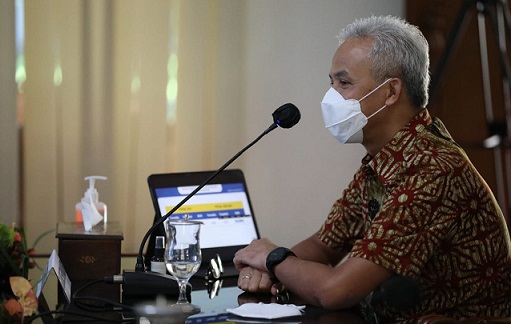 Gubernur Ganjar Pranowo memimpin rapat koordinasi secara virtual dengan para Kades se Kabupaten Karanganyar, Bupati dan Satgas Covid-19, Selasa (27/7)