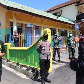 Gubernur Jateng Ganjar Pranowo meninjau Desa Kecis, Kecamatan Selomerto, Kabupaten Wonosobo, yang ditutup untuk warga luar karena puluhan warganya terpapar Covid-19