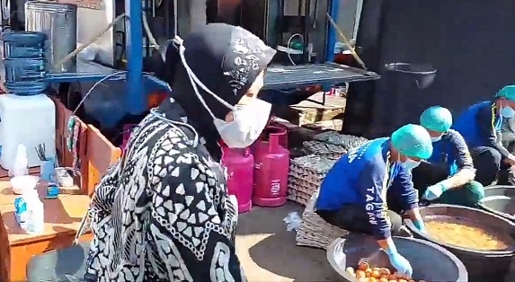 Menteri Sosial Tri Rismaharini meninjau dapur umum Kemensos