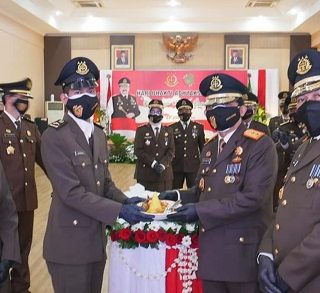 Kepala Kejaksaan Tinggi Jateng Priyanto SH memberikan potongan tumpeng kepada salah seorang pegawai di jajarannya.