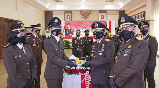 Kepala Kejaksaan Tinggi Jateng Priyanto SH memberikan potongan tumpeng kepada salah seorang pegawai di jajarannya.