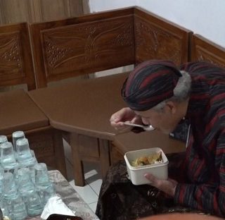 Gubernur Jawa Tengah numpang makan siang di ruang Kapolsek Kranggang, Temanggung, Kamis (15/7)