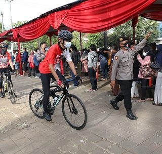 Gubernur Jawa Tengah, Ganjar Pranowo, sambil gowes mendatangi sentra vaksinasi di Holy Stadium Marina Semarang untuk mengecek laporan terjadinya kerumunan, Rabu (14/7)