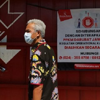 Hari kelima pelaksanaan PPKM Darurat, Gubernur Ganjar Pranowo berkeliling ke kawasan pertokoan Jurnatan dan beberapa mall, Rabu (7/7)