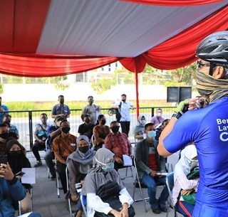 Gubernur Jateng, Ganjar Pranowo meninjau sentra vaksinasi di Holy Stadium Marina, Kota Semarang, Jumat (2/7) pagi