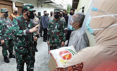 Panglima TNI Marsekal Hadi Tjahjanto dan Kapolri Jendral Pol Listyo Sigit Prabowo memberikan bantuan sembako kepada terrdampak Covid-19