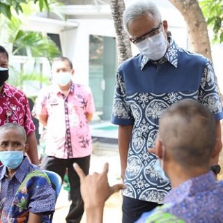 Gubernur Jawa Tengah, Ganjar Pranowo meninjau vaksinasi penyandang disabilitas mental di Panti Pangrukti Mulyo, Rembang dan mengadakan tanya jawab dengan penghuni panti, Rabu (21/7)