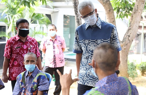 Gubernur Jawa Tengah, Ganjar Pranowo meninjau vaksinasi penyandang disabilitas mental di Panti Pangrukti Mulyo, Rembang dan mengadakan tanya jawab dengan penghuni panti, Rabu (21/7)
