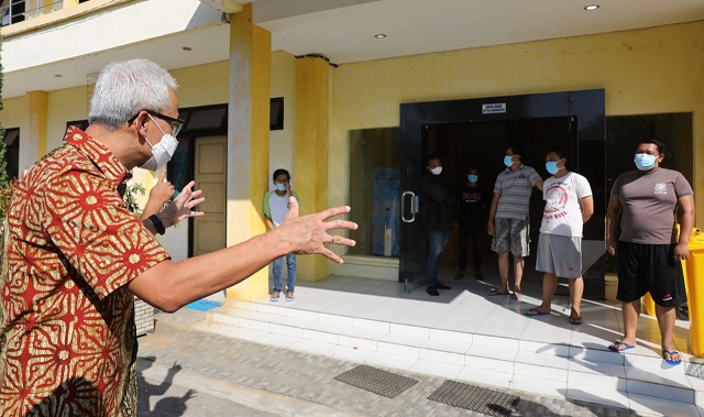 Gubernur Ganjar Pranowo menyapa warga yang  terpapar Covid-19 dan menjalani isolasi terpusat di BLK Bangsri, Karangpandan, Kabupaten Karanganyar, Selasa (27/7)