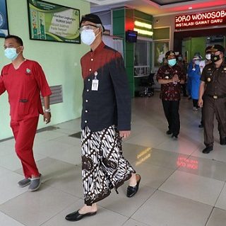Gubernur Jawa Tengah, Ganjar Pranowo, meninjau persiapan RSUD KRT Setjonegoro Wonosobo dalam penanganan kasus Covid-19 yang melonjak