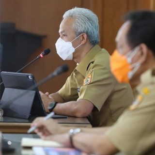 Pj Sekda Jateng, Prasetyo Aribowo mendampingi Gubernur Jateng, Ganjar Pranowo rapat koordinasi Covid-19 di kantor gubernuran, Senin (5/7)