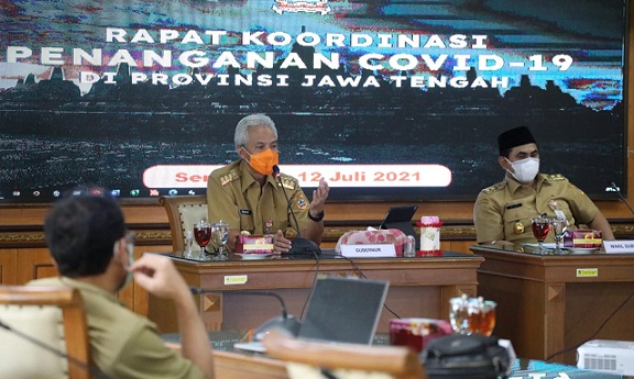 Gubernur Jawa Tengah, Ganjar Pranowo memimpin rapat evaluasi penanganan Covid-19 di kantornya, Senin (12/7)