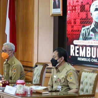 Gubernur Jawa Tengah, Ganjar Pranowo didampingi melalukan Rembug Desa dengan para kades Banjarnegara melalui virtual. Kegiatan ini akan menjadi acara rutin setiap hari secara bergiliran