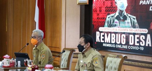 Gubernur Jawa Tengah, Ganjar Pranowo didampingi melalukan Rembug Desa dengan para kades Banjarnegara melalui virtual. Kegiatan ini akan menjadi acara rutin setiap hari secara bergiliran