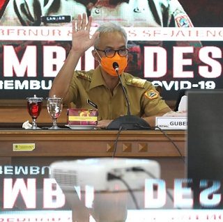 Gubernur Jawa Tengah, Ganjar Pranowo, mengadakan Rembug Desa virtual dengan para Kades se Kabupaten Banjarnegara. Dari forum ini terealisasi program "Desa Mengepung Corona" sebagai upaya melawan gempuran Covid-19 di Jateng