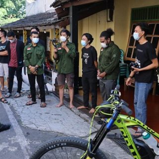 Gubernur Jateng Ganjar Pranowo menyambangi asrama mahasiswa Kalimantan Barat di Semarang