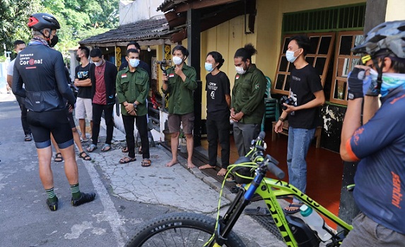 Gubernur Jateng Ganjar Pranowo menyambangi asrama mahasiswa Kalimantan Barat di Semarang