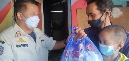 Kepala Satpol PP Kota Semarang Fajar Purwoto memberikan bantuan paket sembako kepada salah satu warga Panden Lamper