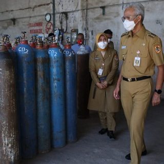 Gubernur Ganjar Pranowo mendatangi PT Candi Mitra Gas, distributor oksigen di Jalan Semarang-Demak KM 12, Senin (5/7)