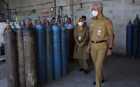 Gubernur Ganjar Pranowo mendatangi PT Candi Mitra Gas, distributor oksigen di Jalan Semarang-Demak KM 12, Senin (5/7)