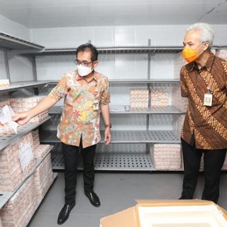 Gubernur Jateng Ganjar Pranowo sidak stok vaksin di gudang obat milik DinkesProvinsi Jateng, di Kawasan Industri Tambakaji Ngaliyan, Rabu (14/7)