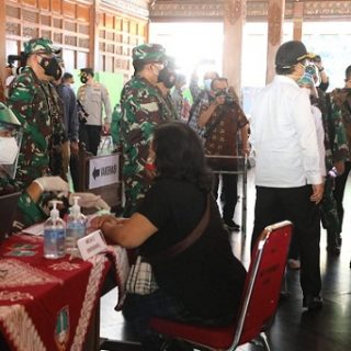 Menteri Kesehatan, Budi Gunadi Sadikin bersama Panglima TNI dan Kapolri melihat vaksinasi Covid-19 di Kota Surakarta, Sabtu (17/7)
