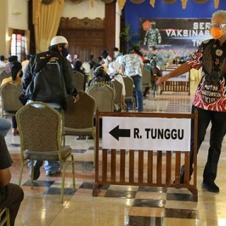 Gubernur Ganjar Pranowo mendampingi kunjungan Menteri Kesehatan, Panglima TNI dan Kapolri melihat vaksinasi Covid-19 di Kota Surakarta, Sabtu (17/7)