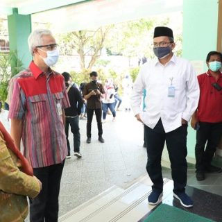 Rektor UIN Walisongo Semarang, Prof Dr Imam Taufiq (baju putih), mendampingi Gubernur Jateng Ganjar Pranowo meninjau sentra vaksinasi di kampus, Selasa (6/7)