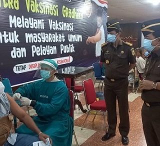 Kejati Jateng Priyanto SH memantau pelaksanaan vaksinasi massal di Gradhika Bhakti Praja