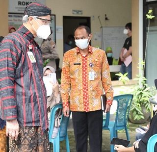 Gubernur Ganjar Pranowo melihat vaksinasi di Puskesmas Dharma Rini, Temanggung, Kamis (15/7)