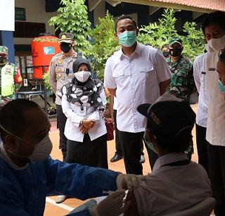 Gubernur Jateng Ganjar Pranowo meninjau pelaksanaan vaksin bagi pelajar di SMPN 3 Semarang, Rabu (14/7)