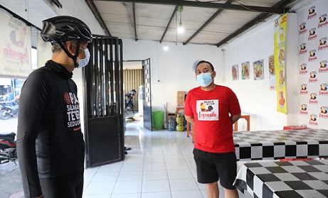 Romeo Julianto Sirait, pemilik warung Bubur Ayam Legenda di Jalan Brigjen Sudiarto (Jalan Majapahit), Kota Semarang menemui Gubernur Ganjar Pranowo yang singgah saat bersepeda pagi
