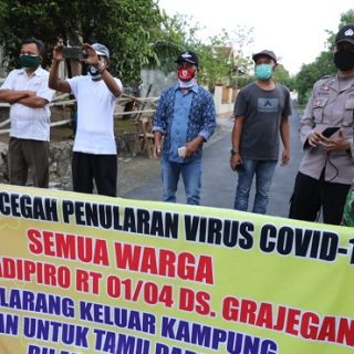 Warga RT 01/04 Dukuh Ngadipuro, Desa Grajegan, Kecamatan Tawangsari, Kabupaten Sukoharjo sepakat menutup wilayahnya setelah 47 orang diketahui positif Covid-19