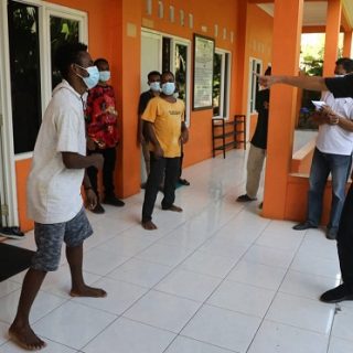 Gubernur Jateng Ganjar Pranowo mengunjungi Asrama Pelajar Papua Amor, Semarang, Selasa (13/7)