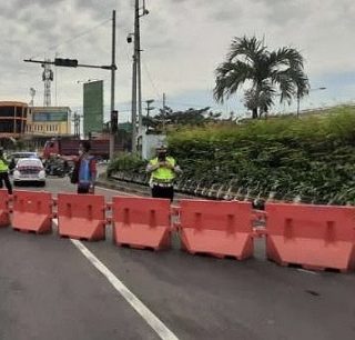 Pintu keluar tol dijaga polisi dalam rangka penyekatan wilayah