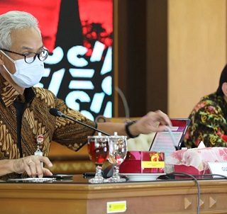 Gubernur Jateng Ganjar Pranowo, mengikuti Rakor evaluasi perkembangan vaksinasi di Jawa Bali dengan Menko Marves Luhut Binsar Pandjaitan secara virtual di gubernuran, Rabu (14/7)