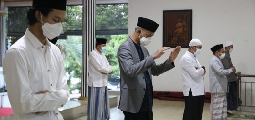 Gubernur Ganjar Pranowo bersama keluarga melaksanakan salat Idul Adha di rumah dinas, Selasa (20/7)