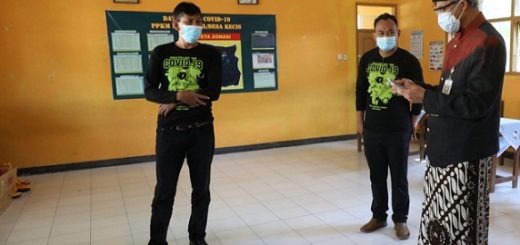 Gubernur Ganjar Pranowo menyambangi warga dan relawan Jogo Tonggo di Desa Kecis, Wonosobo, Kamis (8/7)