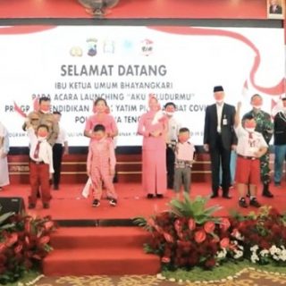 Ketua Umum Bhayangkari Juliati Sigit Prabowo didampingi Kapolda Jateng Irjen Pol Ahmad Luthfi, Gubernur Jateng Ganjar Pranowo, Forkopimda Jateng, pejabat utama Polda Jateng berfoto bersama usai menyerahkan bantuan secara simbolis bersama anak-anak yang orang tuanya terdampak Covid -19.