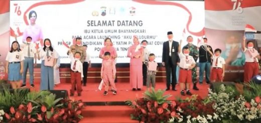 Ketua Umum Bhayangkari Juliati Sigit Prabowo didampingi Kapolda Jateng Irjen Pol Ahmad Luthfi, Gubernur Jateng Ganjar Pranowo, Forkopimda Jateng, pejabat utama Polda Jateng berfoto bersama usai menyerahkan bantuan secara simbolis bersama anak-anak yang orang tuanya terdampak Covid -19.