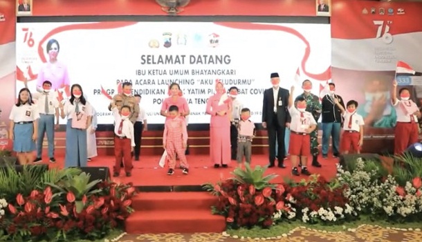 Ketua Umum Bhayangkari Juliati Sigit Prabowo didampingi Kapolda Jateng Irjen Pol Ahmad Luthfi, Gubernur Jateng Ganjar Pranowo, Forkopimda Jateng, pejabat utama Polda Jateng berfoto bersama usai menyerahkan bantuan secara simbolis bersama anak-anak yang orang tuanya terdampak Covid -19.