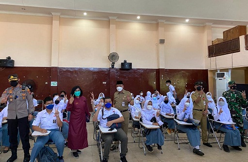 Vaksinasi pelajar juga dimulai di Banyumas. Para pelajar tampak antusias menunggu giliran
