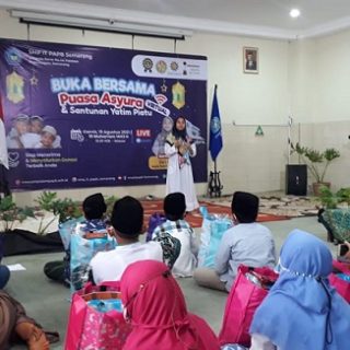 Da'i cilik kelas 7A SMP IT PAPB Semarang, Aqila Putri Hamidah saat memberikan tausiah dalam acara buka puasa bersama puasa Asyuro (10 Muharam) sekaligus acara santunan anak yatim di Aula SMP IT PAPB Semarang, Kamis (19/8).