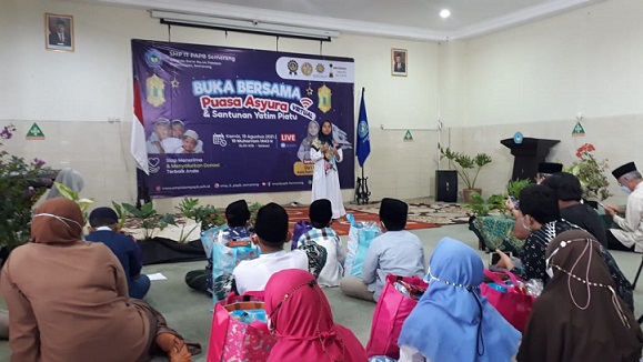 Da'i cilik kelas 7A SMP IT PAPB Semarang, Aqila Putri Hamidah saat memberikan tausiah dalam acara buka puasa bersama puasa Asyuro (10 Muharam) sekaligus acara santunan anak yatim di Aula SMP IT PAPB Semarang, Kamis (19/8).