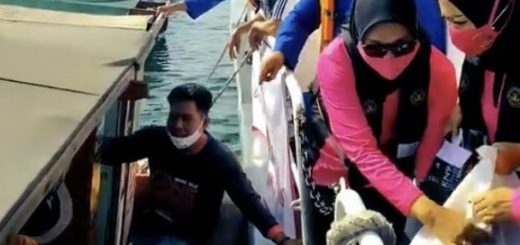 Untuk mempermudahkan pembagian sembako kepada para nelayan yang sedang melaut, DitpolAirud dibantu Bhayangkari Polda Jateng terpaksa harus menggunakan tiga armada kapal.