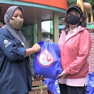 Ketua Tim Penggerak PKK Kota Semarang, Krisseptiana Hendrar Prihadi secara simbolis menyerahkan bantuan pangan satwa di Semarang Zoo.