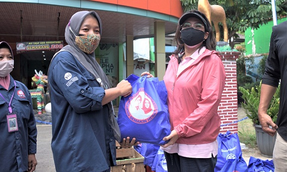 Ketua Tim Penggerak PKK Kota Semarang, Krisseptiana Hendrar Prihadi secara simbolis menyerahkan bantuan pangan satwa di Semarang Zoo.