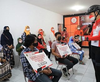 Gubernur Ganjar Pranowo memberikan bantuan secara simbolis pada acara Launching Bantuan JPS bagi Masyarakat Terdampak PPKM level 3 dan 4 di Kantor Pos Besar Kota Semarang, Selasa (24/8)