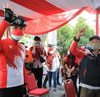 Gubernur Ganjar Pranowo memberikan bantuan secara simbolis pada acara Launching Bantuan JPS bagi Masyarakat Terdampak PPKM level 3 dan 4 di Kantor Pos Besar Kota Semarang, Selasa (24/8)