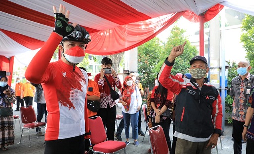 Gubernur Ganjar Pranowo memberikan bantuan secara simbolis pada acara Launching Bantuan JPS bagi Masyarakat Terdampak PPKM level 3 dan 4 di Kantor Pos Besar Kota Semarang, Selasa (24/8)